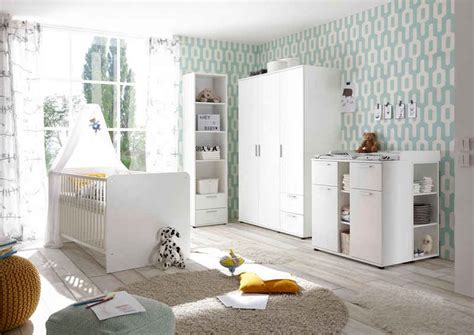 Beispiel für ein gut ausgestattetes Babyzimmer mit Bett, Wickelkommode und Stauraummöglichkeiten.