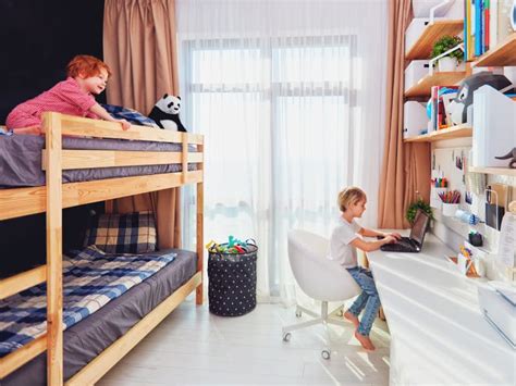 Beispiel für ein geschickt eingerichtetes Geschwisterzimmer mit Etagenbett und klaren Zonen.