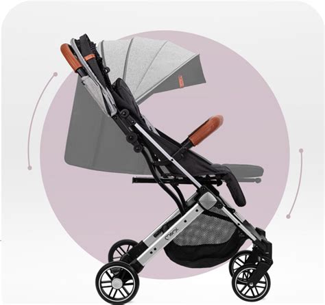 Illustration eines zusammengeklappten Kinderwagens, der in eine Transporttasche verstaut wird.