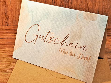 Nahaufnahme einer handgemachten Gutscheinkarte mit liebevollen Verzierungen