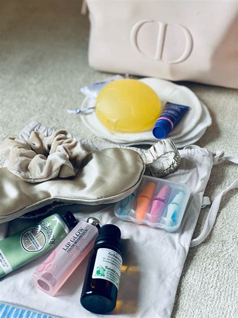 Collage verschiedener Hygieneartikel für die Kliniktasche