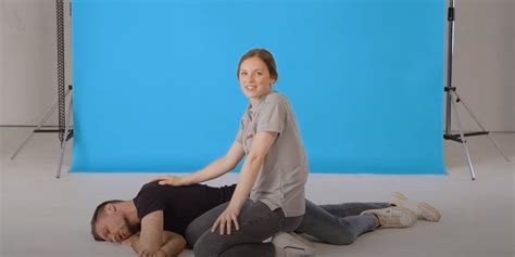 Frau in der Seitenlage, die eine sanfte Massage während der Schwangerschaft erhält