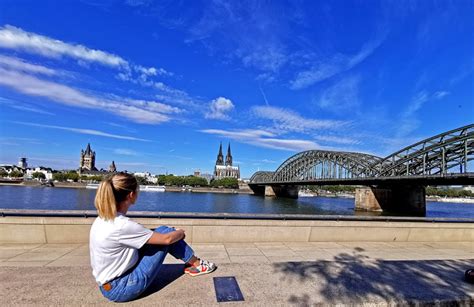 Panorama der Kölner Rheinpromenade mit Dom im Hintergrund, als Symbol für den App Run Event in Köln.