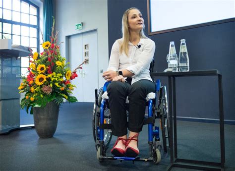 Porträt von Kristina Vogel im Rollstuhl.