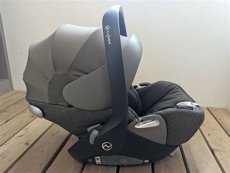 Infografik mit den technischen Daten und Abmessungen der Cybex Cloud Q