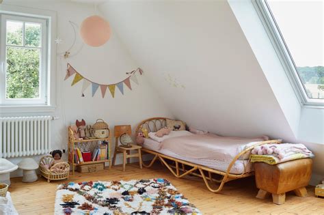 Ein gemütlich eingerichtetes Kinderzimmer mit einem ansprechend gestalteten Kinderbett.