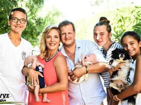 Foto von Jens Büchner und Daniela Karabas mit ihren Zwillingen