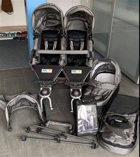 Detailaufnahme des TFK Twinner Twist Duo mit Fokus auf die Stoffqualität und das Gurtsystem