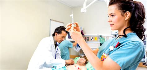 Foto von einer freundlichen Krankenschwester, die einer frischgebackenen Mutter hilft