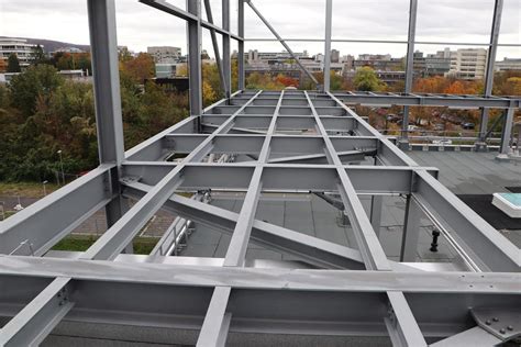 Detailaufnahme der robusten Stahlkonstruktion des Schaukelgestells