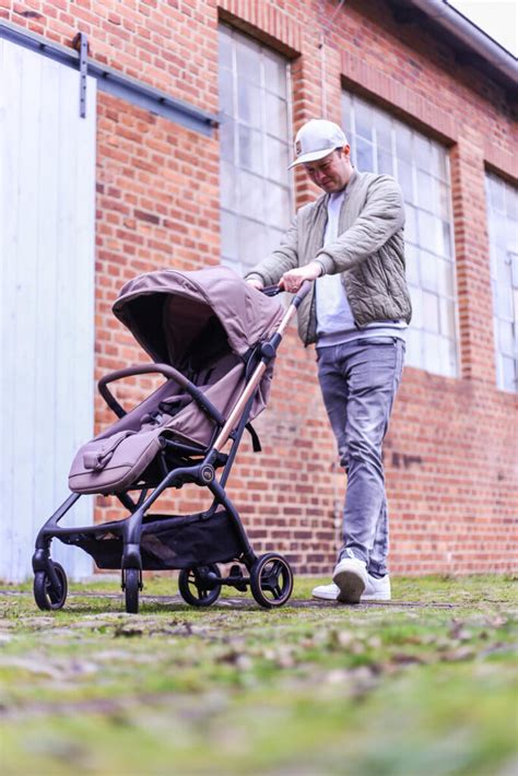 Eltern testen den my junior PICO2 Reisebuggy