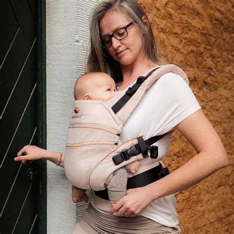 Schema: Die ideale M-Position des Babys in der Manduca XT Trage