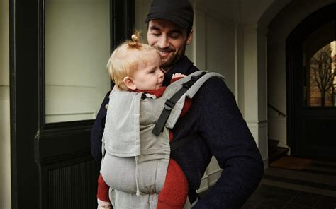 Foto der Gründerfamilie oder des Nähprozesses der Stokke Limas Babytrage