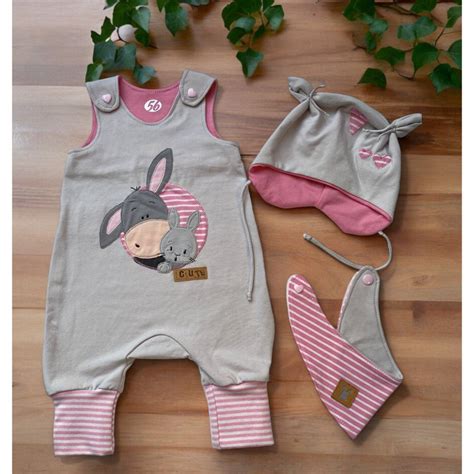 Gestricktes Baby-Outfit mit Hasenmotiv und Mütze für ein Fotoshooting