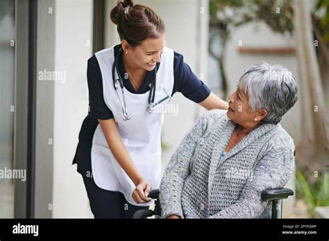 Fotografie: Eine ältere Person, die von einer Pflegekraft unterstützt wird.