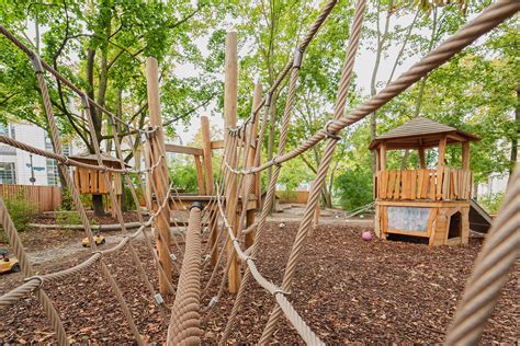 Außenansicht des Müfaz mit Spielbereich für Kinder