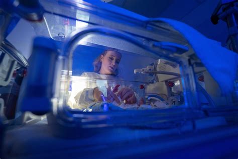 Schema der medizinischen Überwachung eines Frühchens im Inkubator