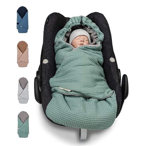 Eine Illustration, die die Vielseitigkeit einer Einschlagdecke zeigt: Verwendung in Babyschale, Kinderwagen und als Spieldecke.