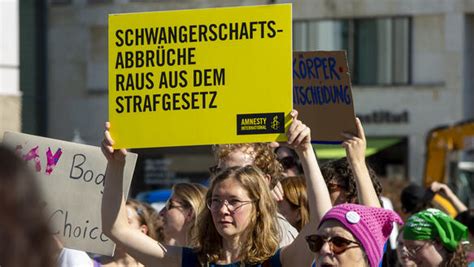 Vergleichstabelle, die die rechtlichen Rahmenbedingungen für Schwangerschaftsabbrüche in Deutschland darstellt (gesetzlich erlaubt, straffrei nach Beratung, medizinische Indikation).
