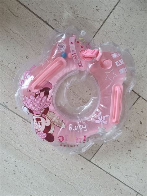Nahaufnahme eines Babyschwimmrings mit Detailansicht des Materials und Sicherheitsventils