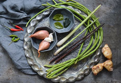 Zutaten für die Bumbu: Schalotten, Knoblauch, Ingwer und Chilischoten