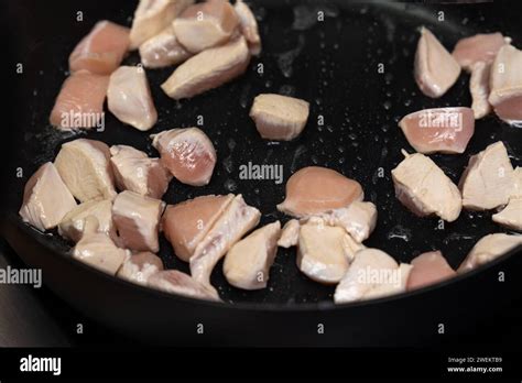 Schweinewürfel werden in einer Pfanne angebraten