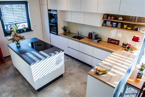 Die offene Küche eines Geburtshauses mit einer Obstschale, nach der kleine Hände greifen.