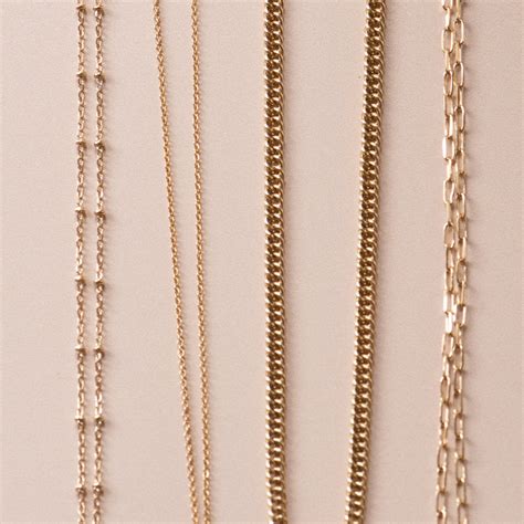verschiedene Arten von Babyschmuck wie Ketten, Armbänder und Ohrringe