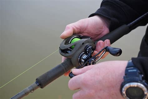 Nahaufnahme einer Baitcaster-Rolle mit korrekt aufgespulter Schnur