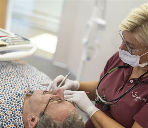 Chirurgische Spaltung eines Abszesses durch einen Arzt