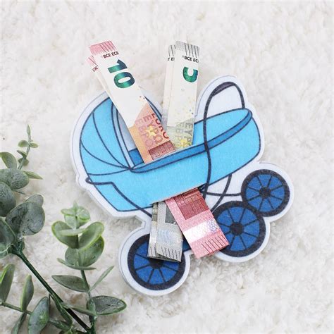 Hochwertige Lammfell-Sitzauflage für einen Kinderwagen.