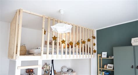 Schema zur Montage eines Schutznetzes an einem Hochbett mit verschiedenen Befestigungspunkten (Decke, Wand)