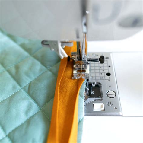 Anlegen des Schrägbands an eine gerade Kante (linke Stoffseite)