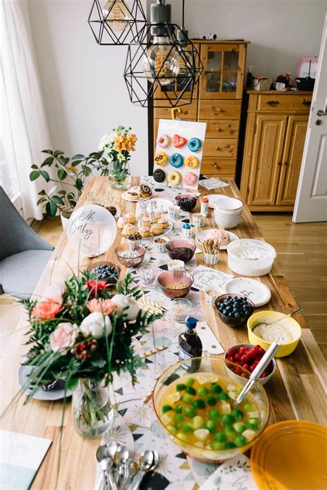 Dekorierte Babyparty-Tafel mit Spielen und Snacks