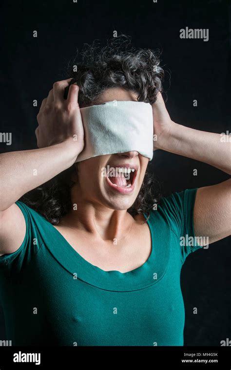Frau mit verbundenen Augen probiert Babybrei