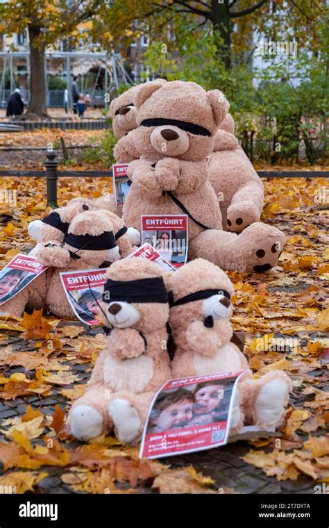 Personen mit verbundenen Augen wickeln Babypuppen