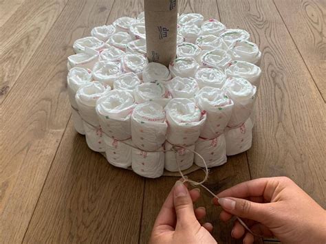 Eine liebevoll gebastelte Windeltorte als praktisches Geschenk