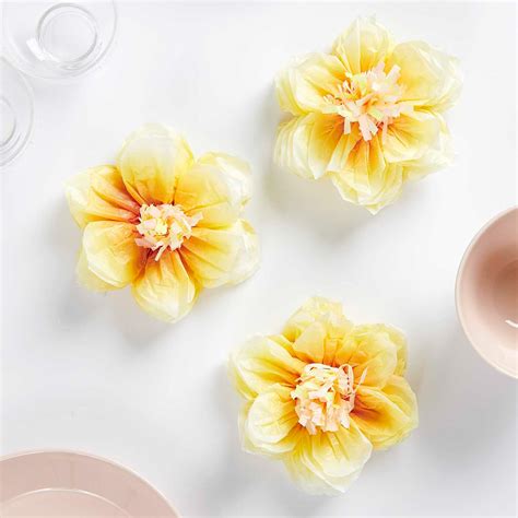 Kreative DIY-Dekospieße aus Seidenpapier für eine festliche Tafel