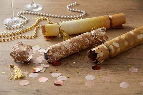 Selbstgemachte Knallbonbons gefüllt mit Konfetti als Überraschung