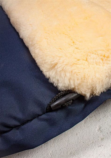 Nahaufnahme von Lammfell-Innenfutter eines Kinderwagen-Handwärmers.
