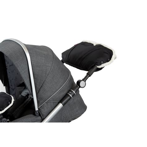 Detailaufnahme eines Kinderwagen-Handwärmers mit sichtbaren Druckknöpfen zur Befestigung am Schiebegriff.