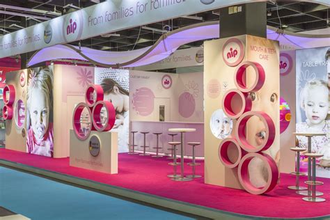 Foto: Messestand der Kind + Jugend mit Besuchern