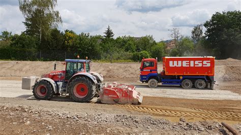 Verschiedene Mulchmaterialien wie Biofaser und Flachshäcksel zur Bodenverbesserung in der Oststeiermark