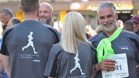 Illustration eines Teams, das bei einem Firmenlauf einheitliche T-Shirts trägt.