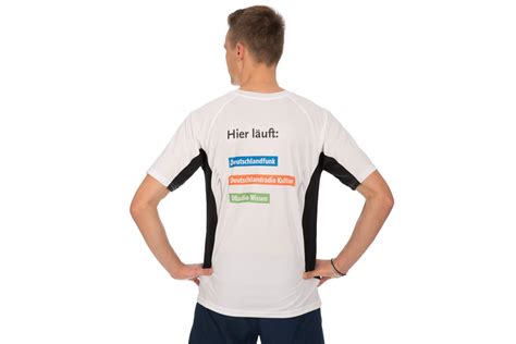 Beispiel für ein Firmenlaufshirt mit Logo auf der Vorderseite und einem motivierenden Spruch auf der Rückseite.