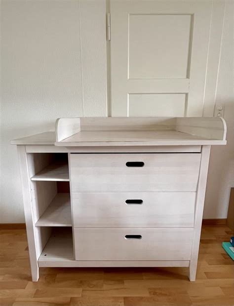 Beispiel einer modernen, rustikalen Wickelkommode aus Holz