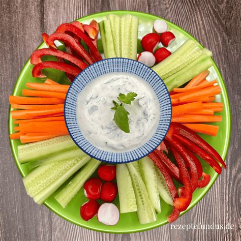 Eine Auswahl an babygerechten Fingerfood-Optionen: Gemüsesticks, weiches Obst, Brotstücke.