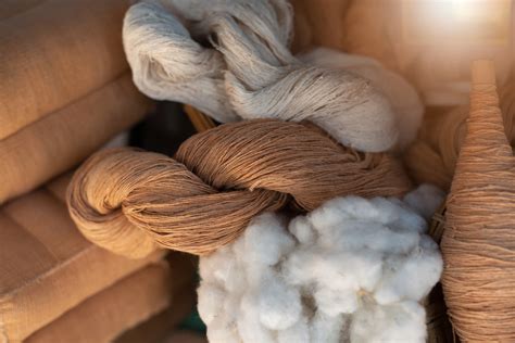Beispiel für verschiedene Naturfasern, die für Babykleidung verwendet werden, mit ihren jeweiligen Vorteilen.
