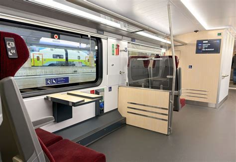Illustration eines Tandem-Geschwisterwagens mit hintereinander angeordneten Sitzen