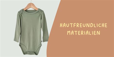 Illustration eines Herstellers, der Babykleidung mit hochwertigen Materialien entwirft